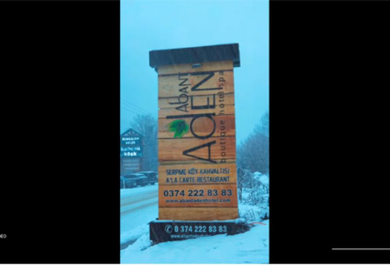  Adenin nostalji konseptli terasında kar yağışına karşı kahvaltı keyfi sizleri bekliyor.🌲 